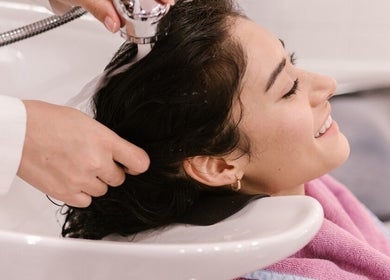 Cliente sorrindo durante lavagem de cabelo no Cond. Muv.in, Mato Grosso Do Sul, Mato Grosso Do Sul, BR.