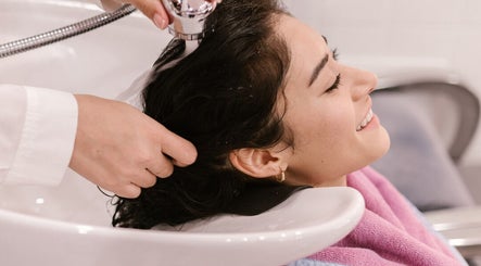 Cliente sorrindo durante lavagem de cabelo no Cond. Muv.in, Mato Grosso Do Sul, Mato Grosso Do Sul, BR.