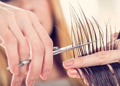 Profissional realiza corte de cabelo em Cond. Muv.in, Mato Grosso Do Sul, Mato Grosso Do Sul, BR.