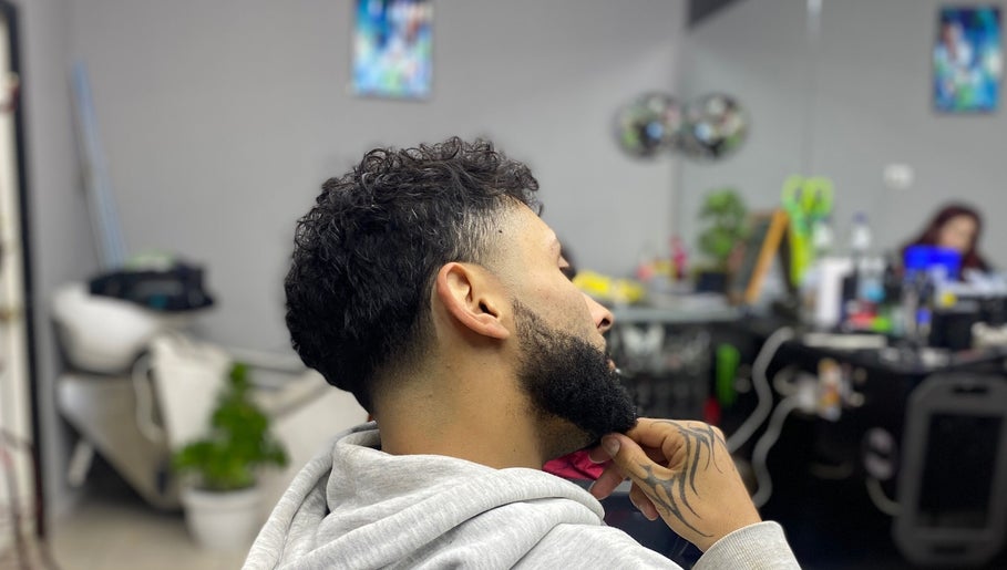 Cliente recibe corte de barba en Un Acicale con sebinha.ondcuts, San Bernardo, Región Metropolitana, CL.