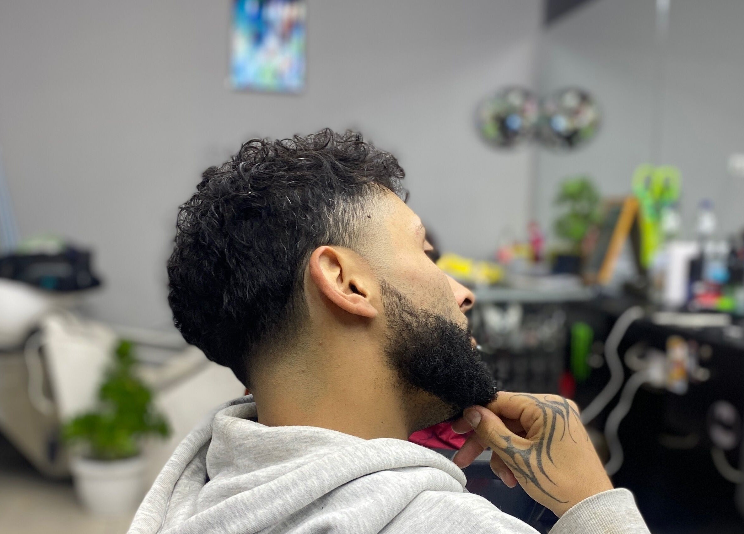 Cliente recibe corte de barba en Un Acicale con sebinha.ondcuts, San Bernardo, Región Metropolitana, CL.