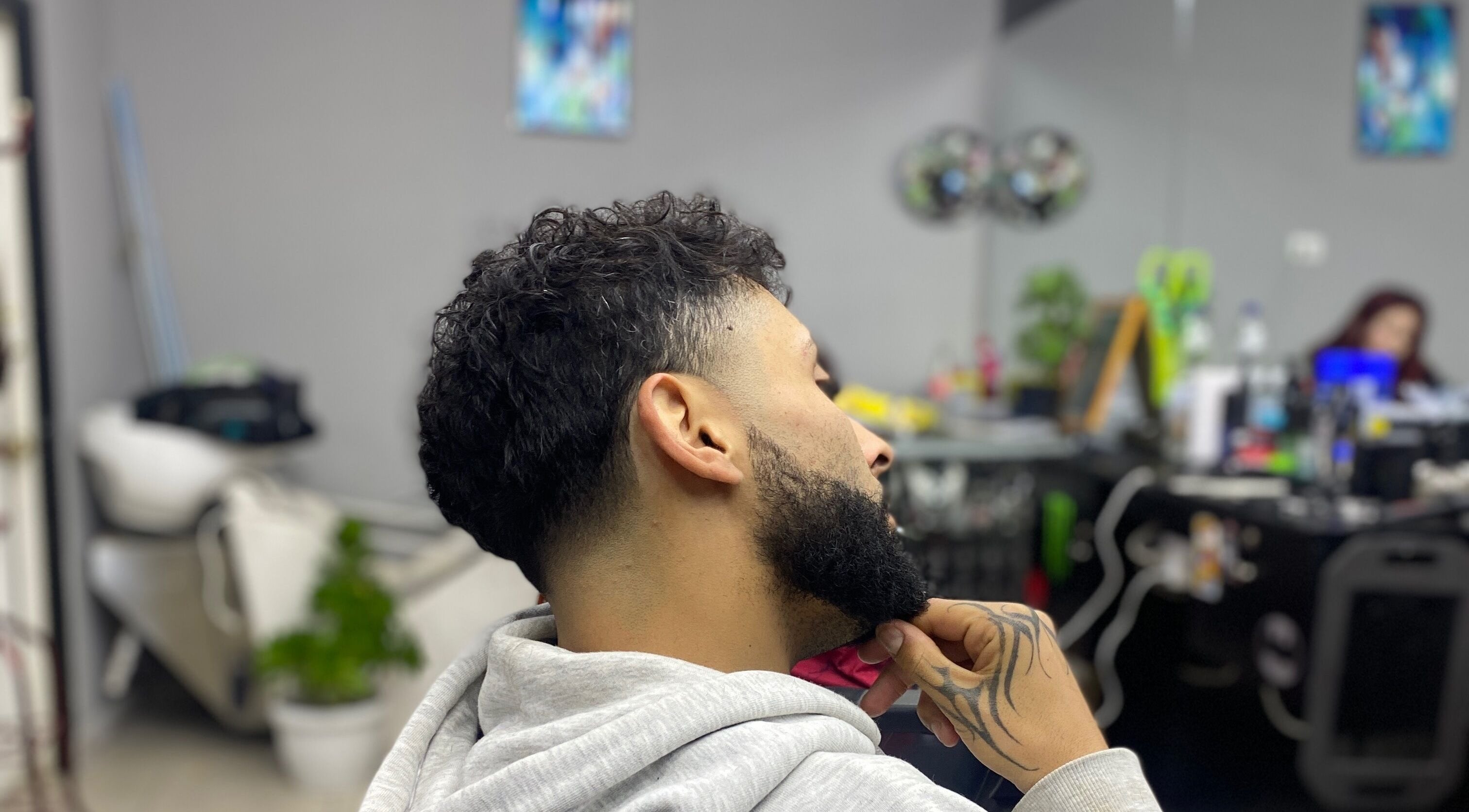 Cliente recibe corte de barba en Un Acicale con sebinha.ondcuts, San Bernardo, Región Metropolitana, CL.