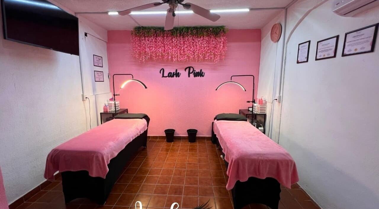 Sala de belleza de Lash Pink en Lázaro Cárdenas, MX con decoración rosa y camas de tratamiento.