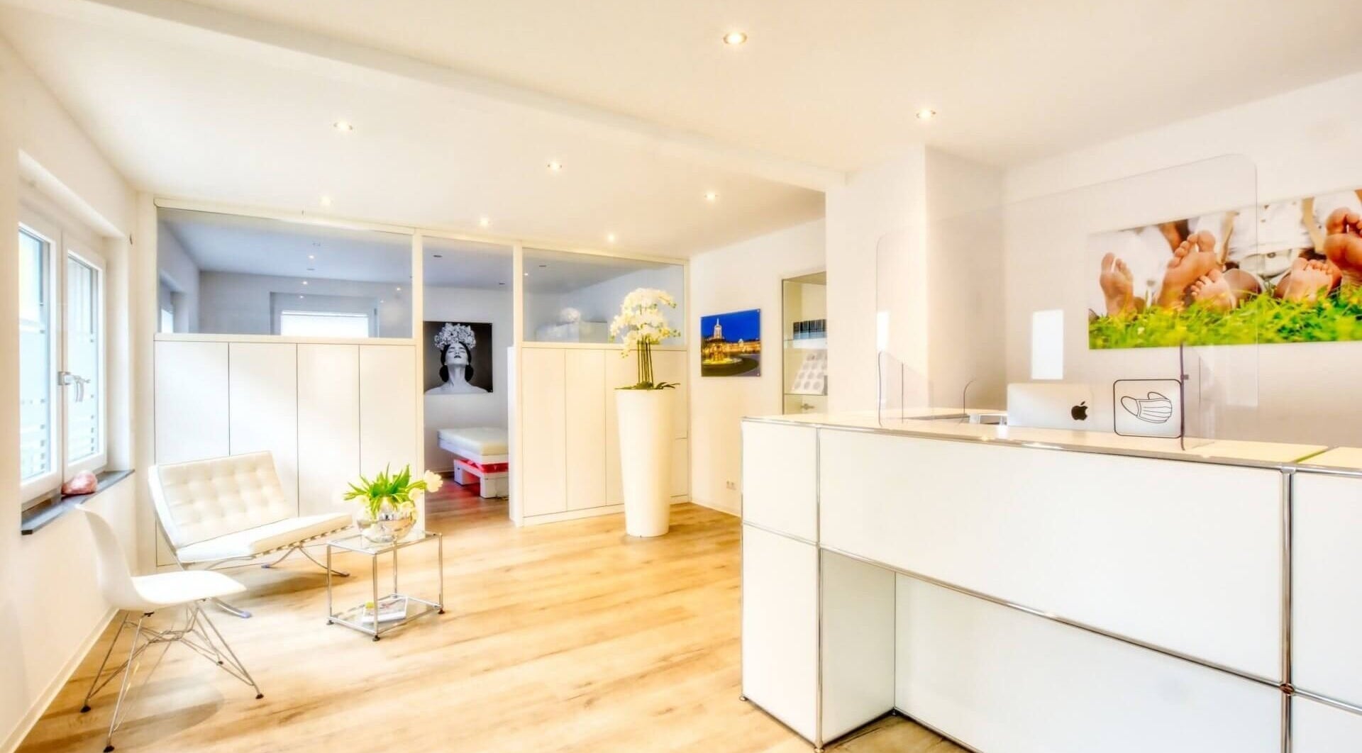 Elegante Empfangshalle bei Kosmetikinstitut & Podologie in Ditzingen, Baden-Württemberg, DE.