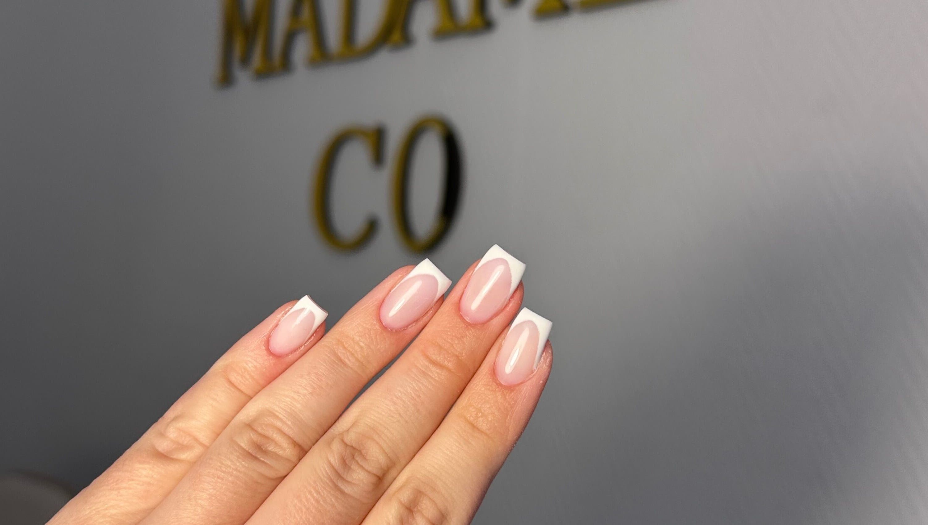 Manucure française soignée chez Madame’co, Dourdan, Île-de-France, FR, accentuant le style et l'élégance.