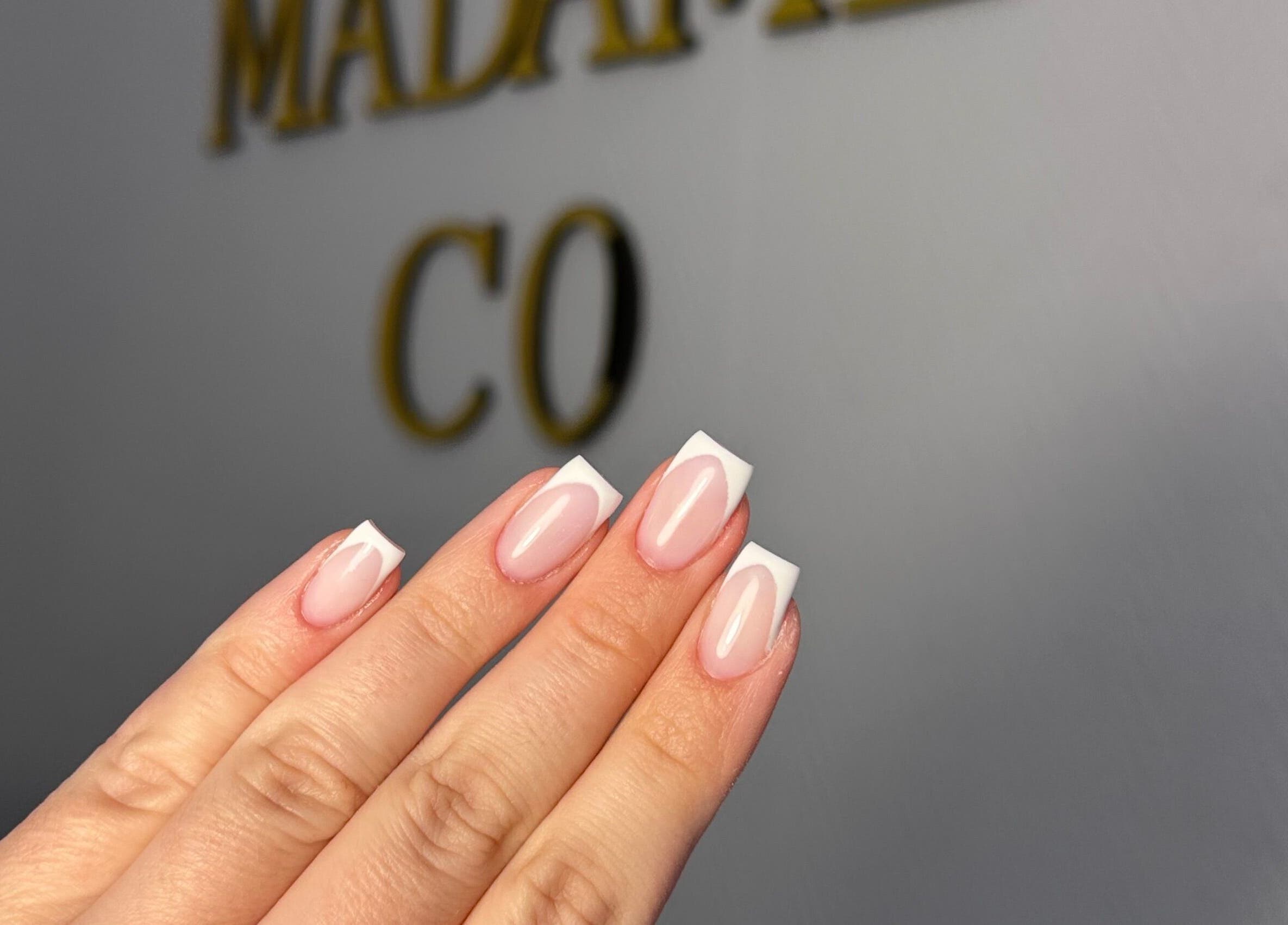 Manucure française soignée chez Madame’co, Dourdan, Île-de-France, FR, accentuant le style et l'élégance.