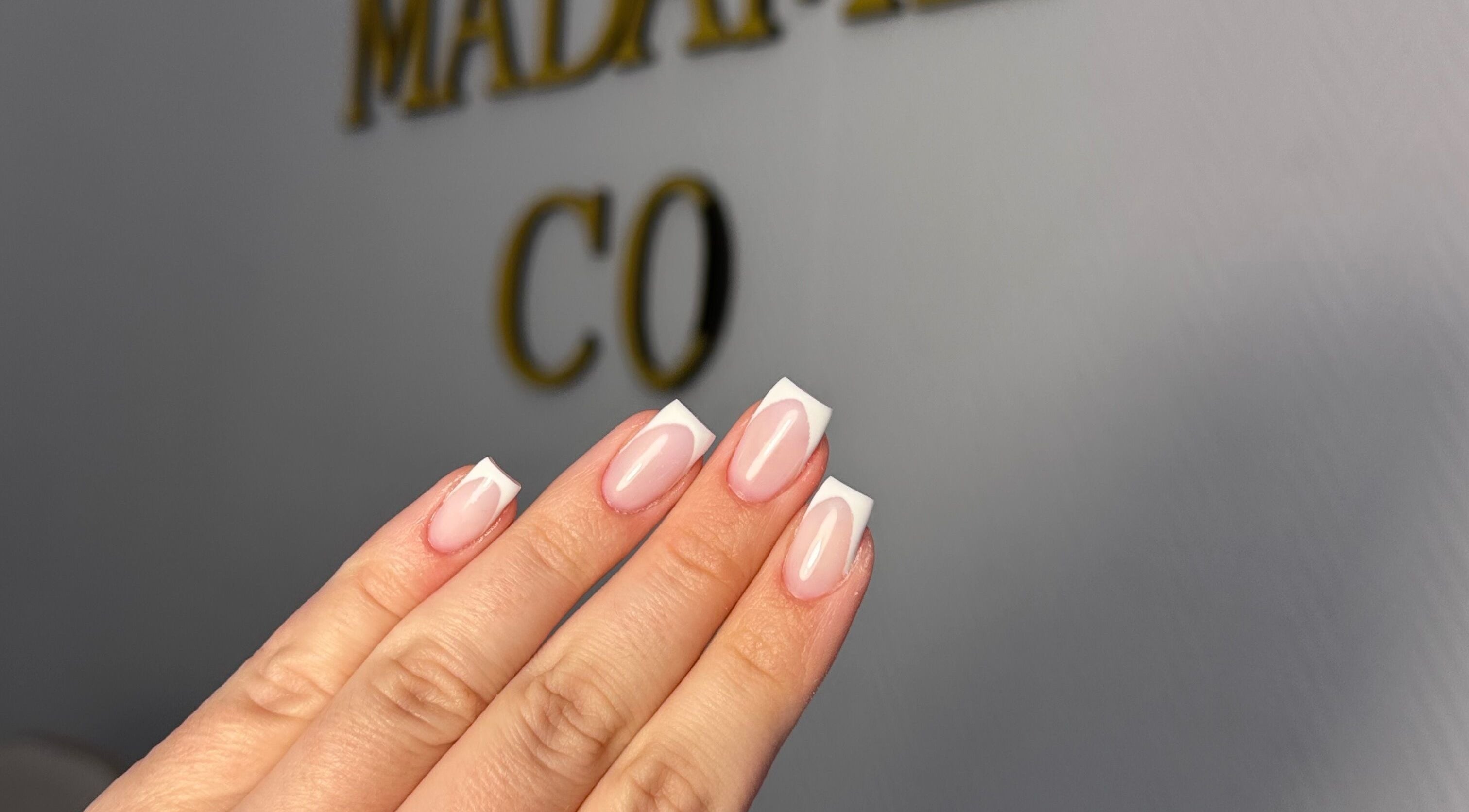 Manucure française soignée chez Madame’co, Dourdan, Île-de-France, FR, accentuant le style et l'élégance.