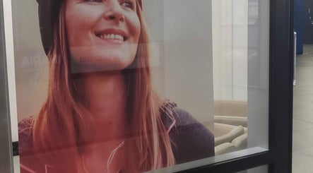 Hymyilevä nainen julisteessa MyFascia, Pirkkala tilassa, Pirkanmaa, Pirkanmaa, FI.