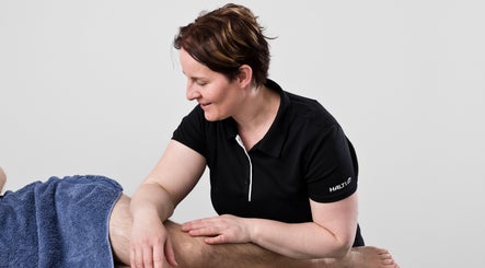 Ammattilainen hieroo asiakasta MyFascia, Pirkkala, Pirkanmaa, FI-sijainnissa rentouttavin ottein.