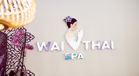 Лого на Wai Thai Тайландски масаж в София, Област София, BG със стилна декорация и орхидеи.