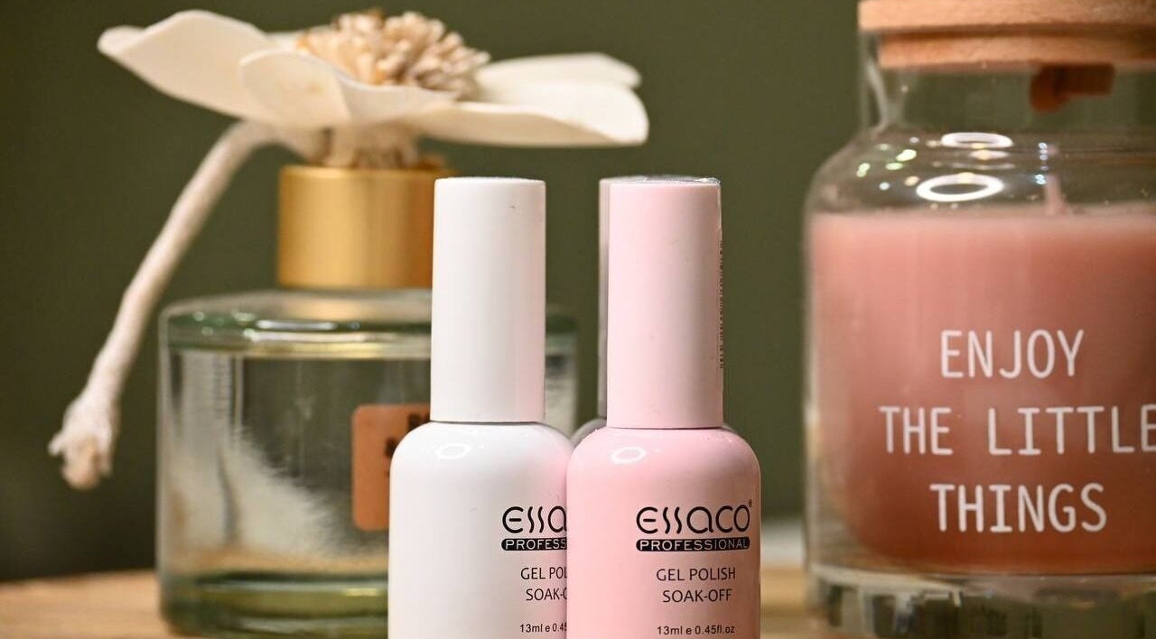 Nail polish and candle at Afrouz Beauty in Budapest, Magyar, HU for a relaxing atmosphere.