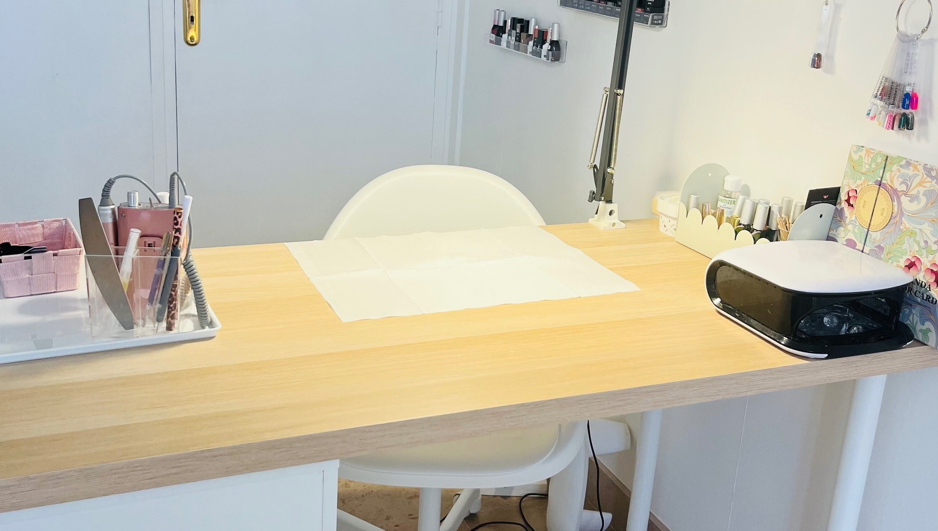 Table de soins élégante chez Celestiminstitut, Saint-lyé, Grand Est, FR, avec accessoires beauté.