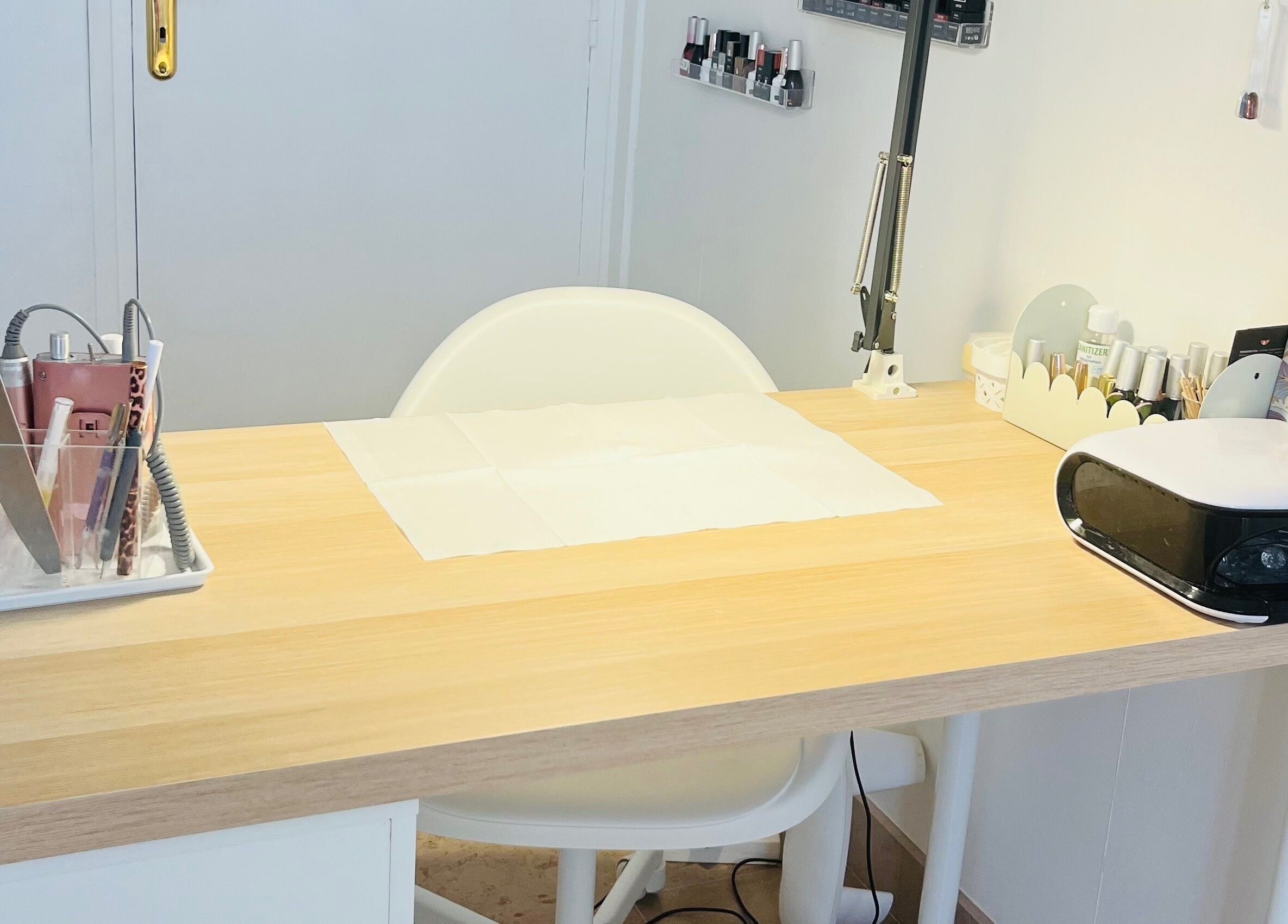 Table de soins élégante chez Celestiminstitut, Saint-lyé, Grand Est, FR, avec accessoires beauté.