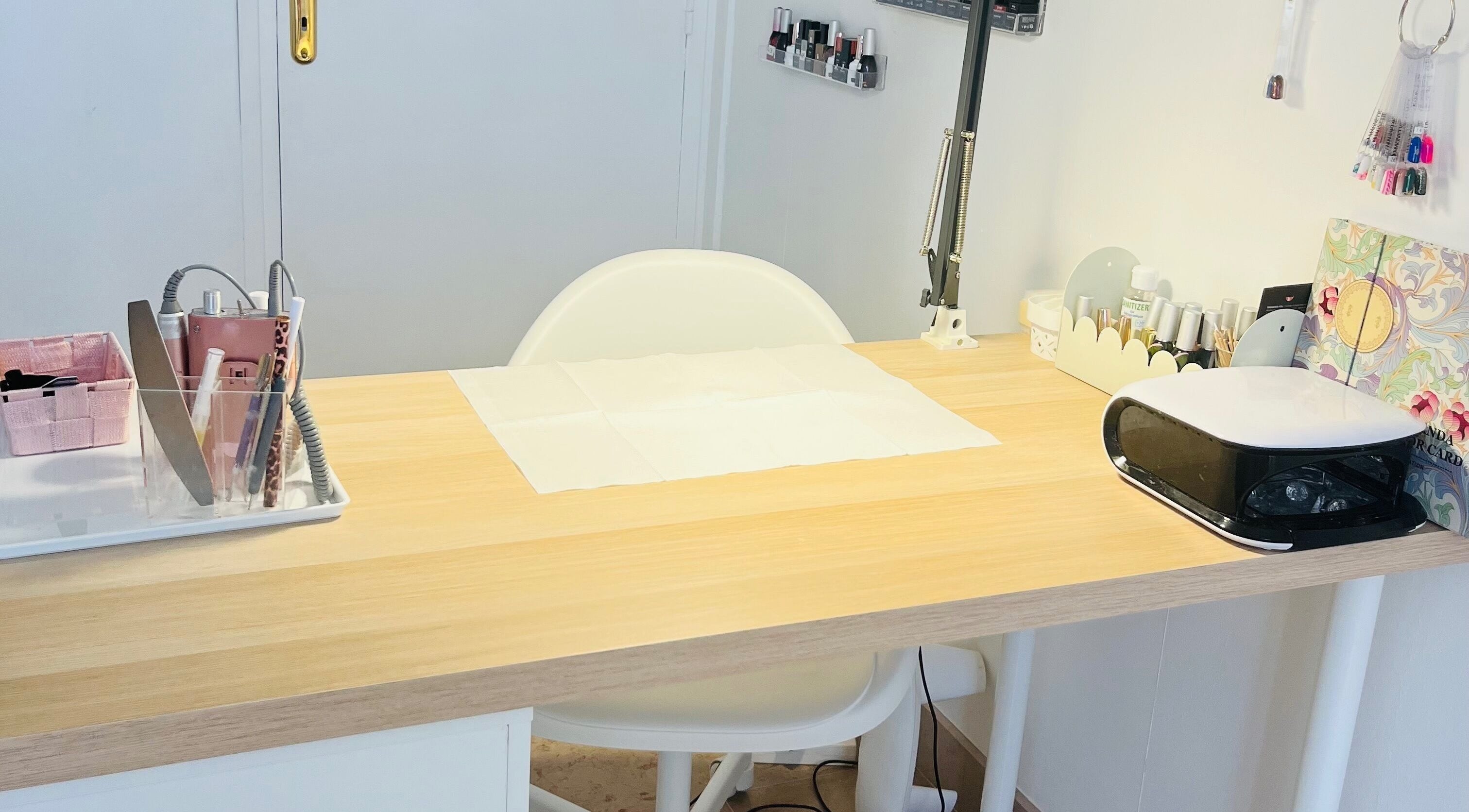 Table de soins élégante chez Celestiminstitut, Saint-lyé, Grand Est, FR, avec accessoires beauté.