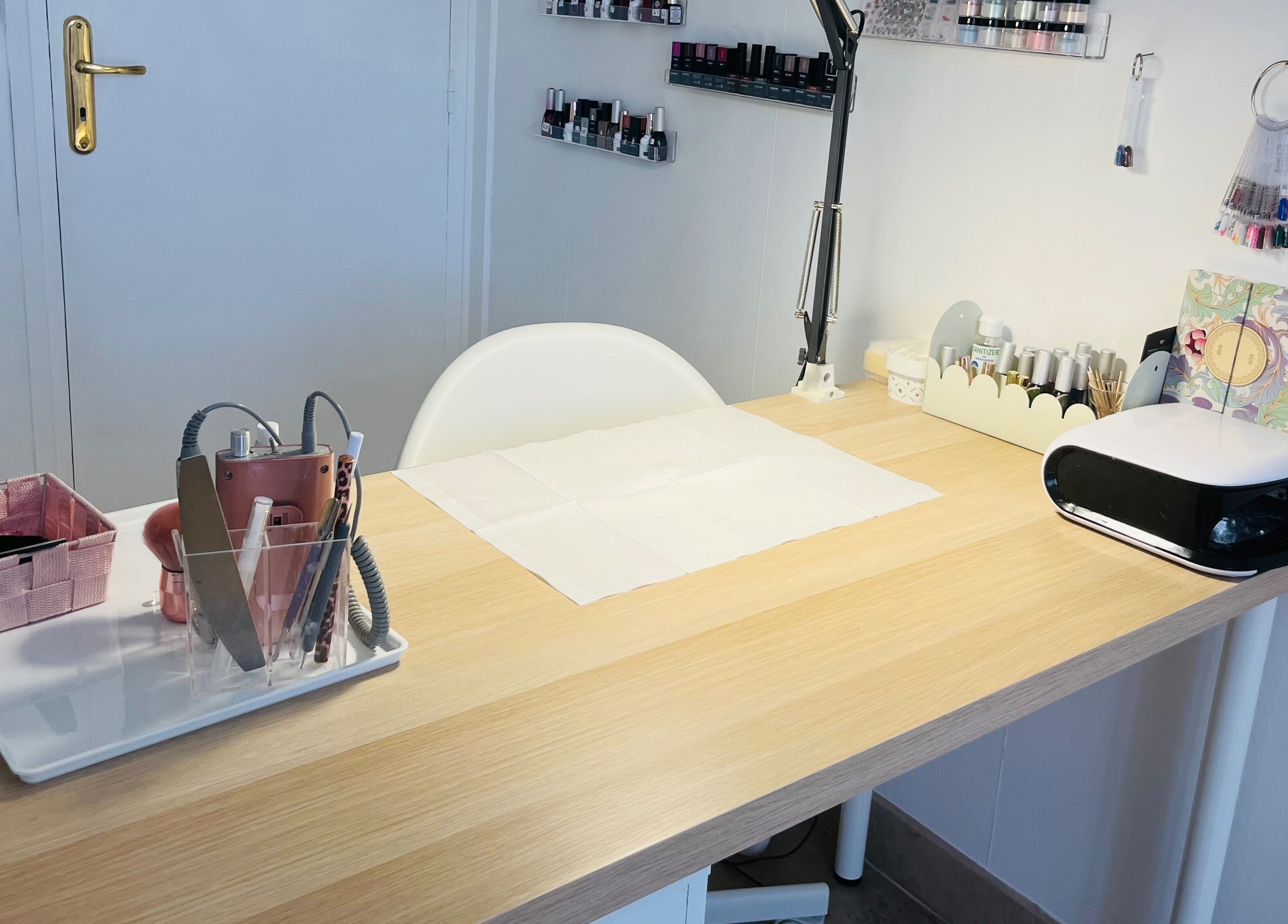 Table de manucure élégante au Celestiminstitut, Saint-Lyé, Grand Est, FR, avec outils professionnels.