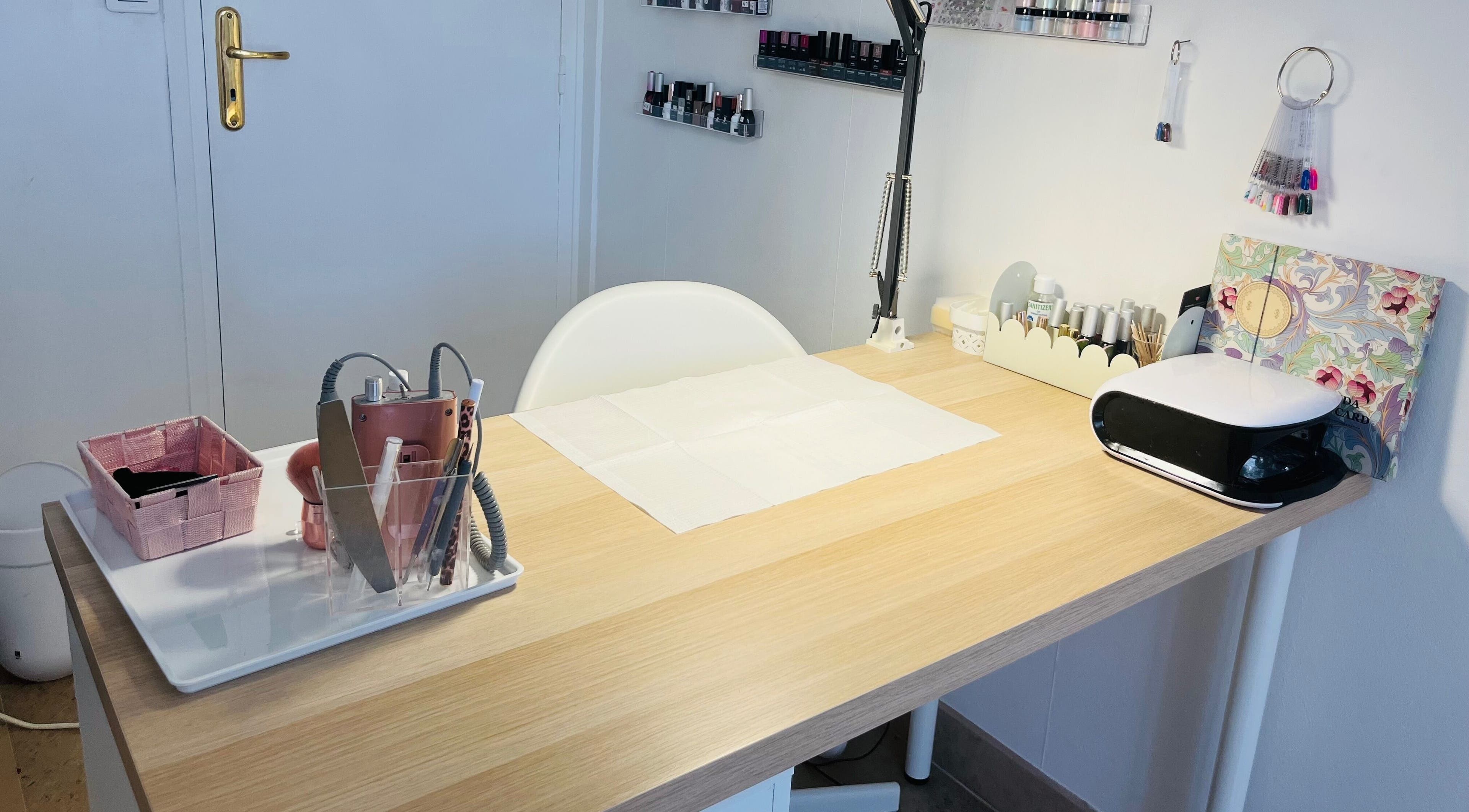 Table de manucure élégante au Celestiminstitut, Saint-Lyé, Grand Est, FR, avec outils professionnels.