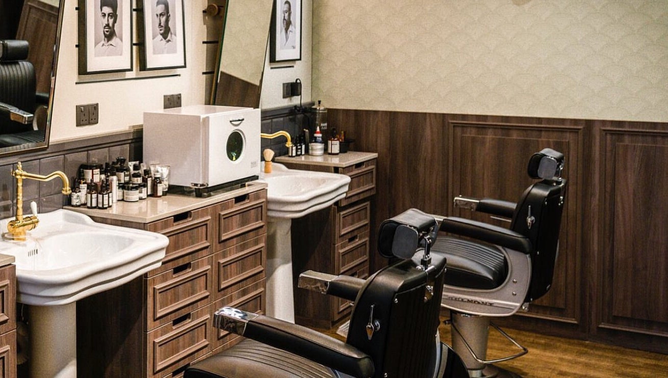 مقصورة حلاقة تقليدية في Bull Frog بمسقط، محافظة مسقط، OM، تضفي أناقة عصرية.