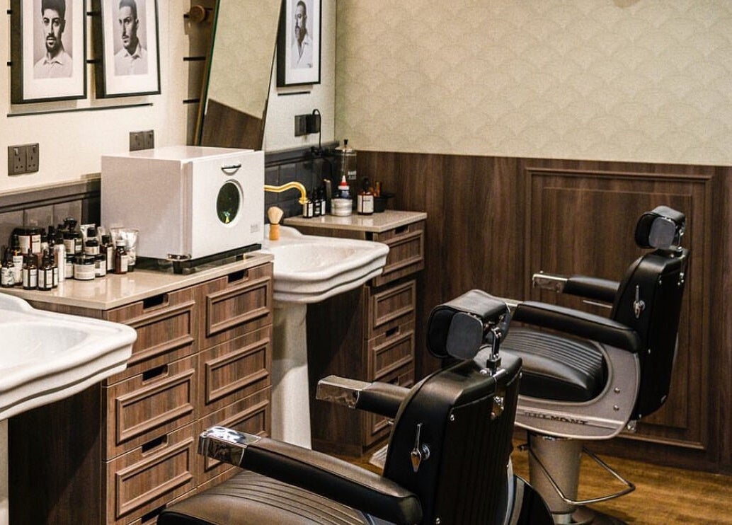 مقصورة حلاقة تقليدية في Bull Frog بمسقط، محافظة مسقط، OM، تضفي أناقة عصرية.