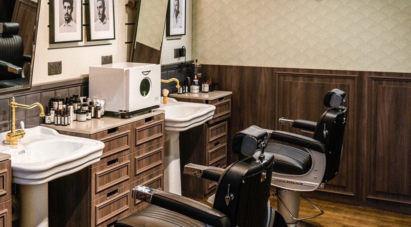 مقصورة حلاقة تقليدية في Bull Frog بمسقط، محافظة مسقط، OM، تضفي أناقة عصرية.