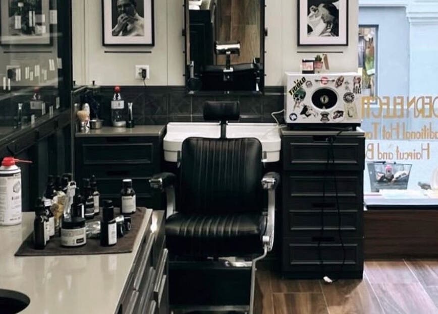 كرسي حلاقة كلاسيكي في Bull Frog، مسقط، محافظة مسقط، OM يعكس أجواء صالون فخمة.