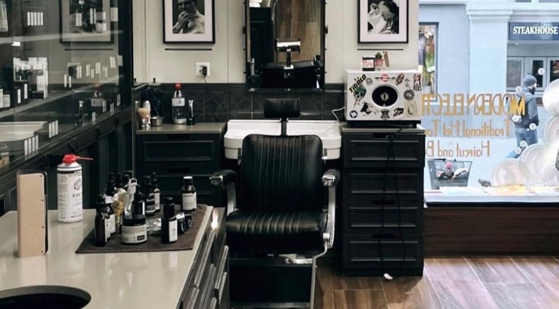 كرسي حلاقة كلاسيكي في Bull Frog، مسقط، محافظة مسقط، OM يعكس أجواء صالون فخمة.