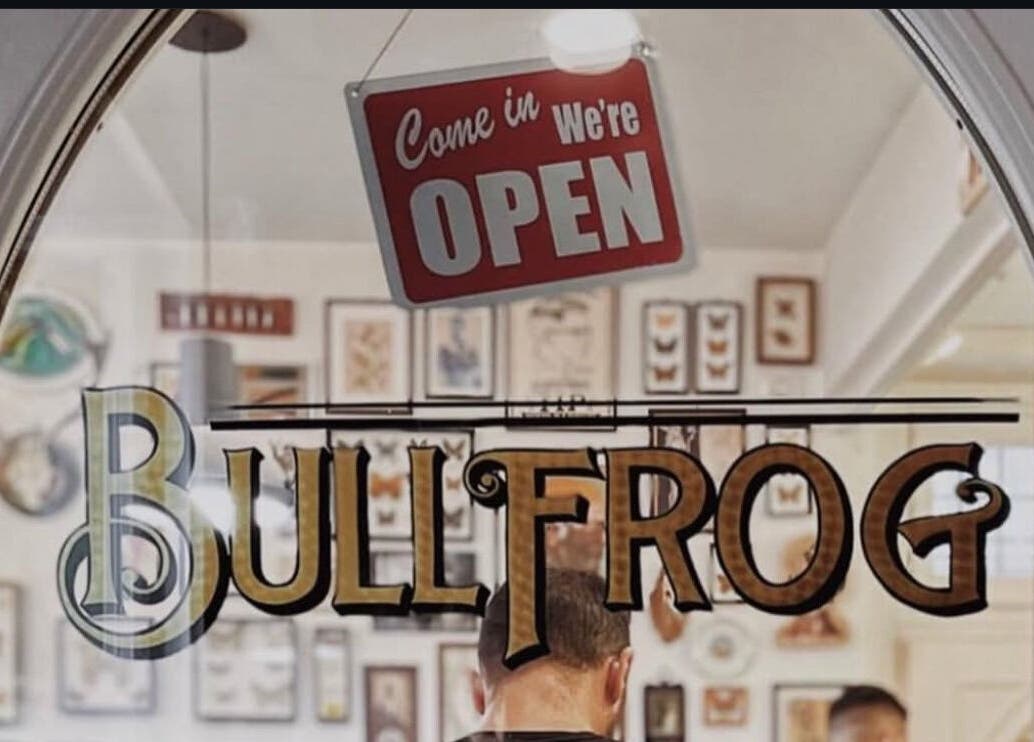 مدخل محل Bull Frog في مسقط، مسقط جفرنريت، سلطنة عمان يعرض لافتة مفتوح.