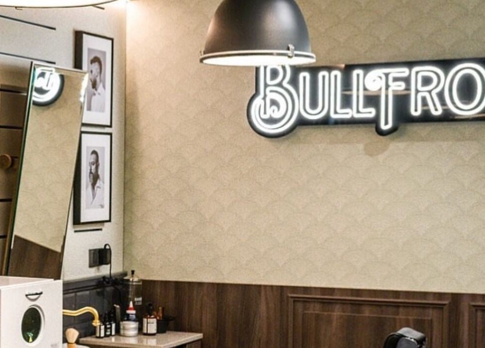 ديكور داخلي في صالون Bull Frog في مسقط، محافظة مسقط، عمان يظهر تصميم حديث وإضاءة مميزة.