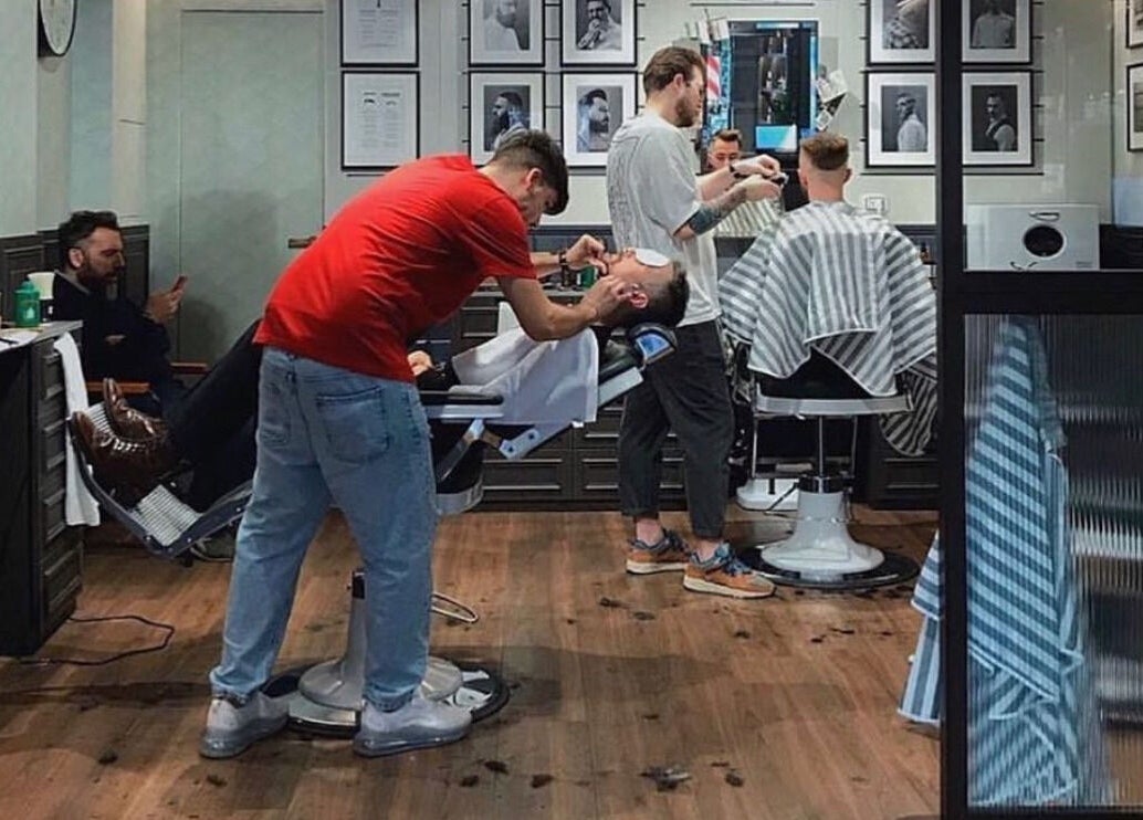 داخل صالون Bull Frog في مسقط، محافظة مسقط، OM، حيث يتم تقديم خدمات الحلاقة للرجال.