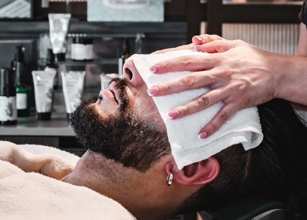 خدمة تدليك الوجه لدى Bull Frog في مسقط، محافظة مسقط، سلطنة عمان، مع جو مريح ورعاية شخصية.