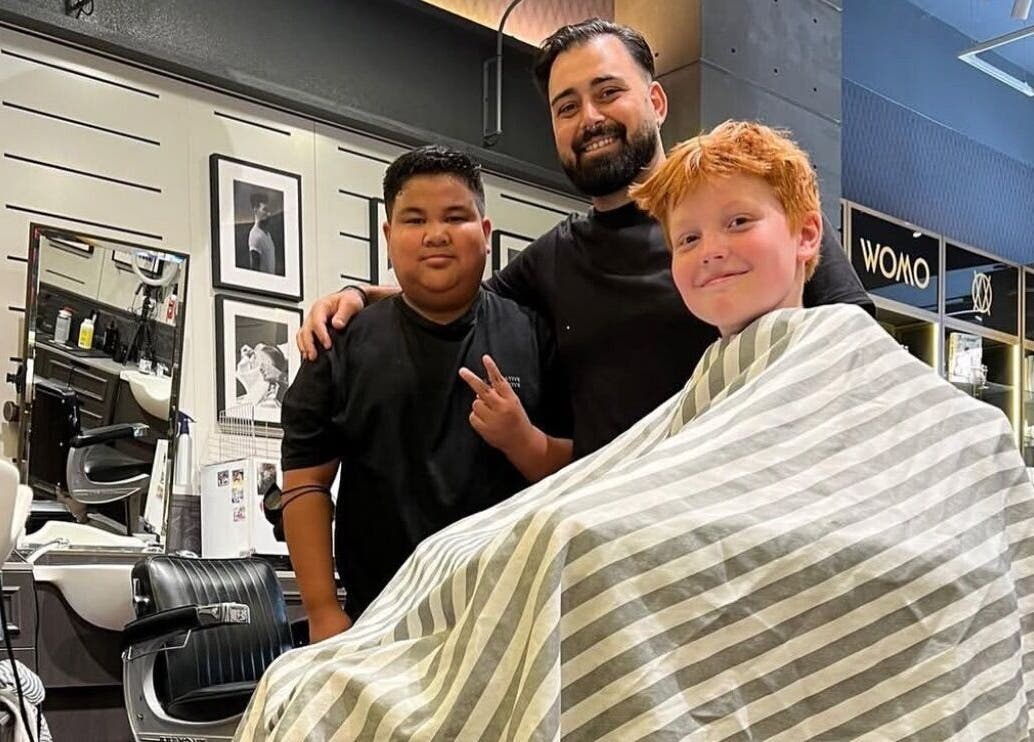 جو مريح في Bull Frog مع عميلين سعداء وحلاق في مسقط، محافظة مسقط، OM.