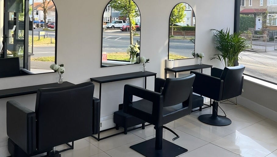 Shade. The Salon image 1