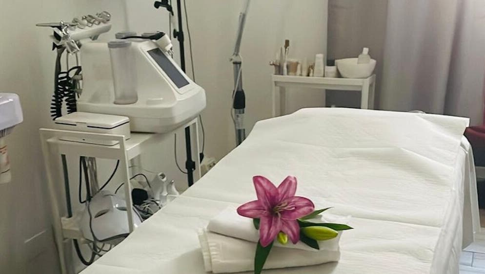 Serene treatment room at Angel Face & Wellness in Milano, Lombardia, IT, featuring spa equipment and a fresh flower.