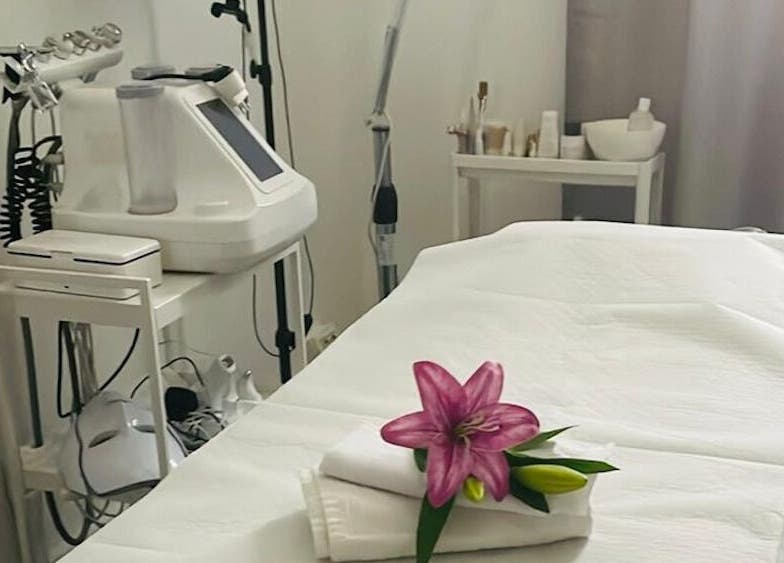 Serene treatment room at Angel Face & Wellness in Milano, Lombardia, IT, featuring spa equipment and a fresh flower.