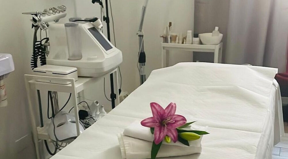 Serene treatment room at Angel Face & Wellness in Milano, Lombardia, IT, featuring spa equipment and a fresh flower.