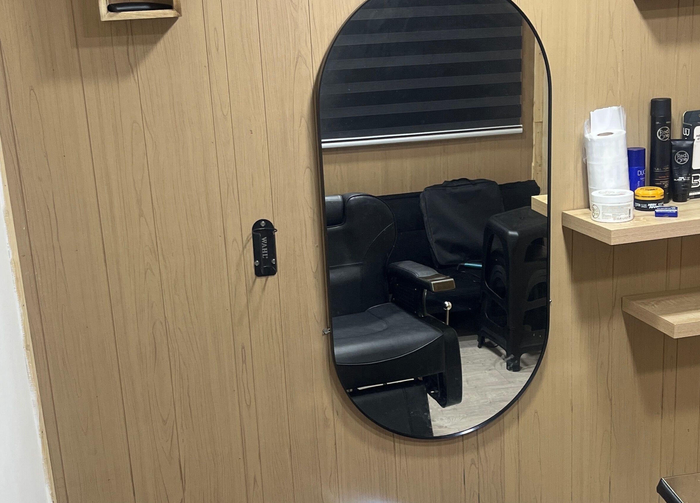 Interior moderno de Thony Estilo en Puerto Montt, Los Lagos, CL con espejo ovalado y productos de belleza.