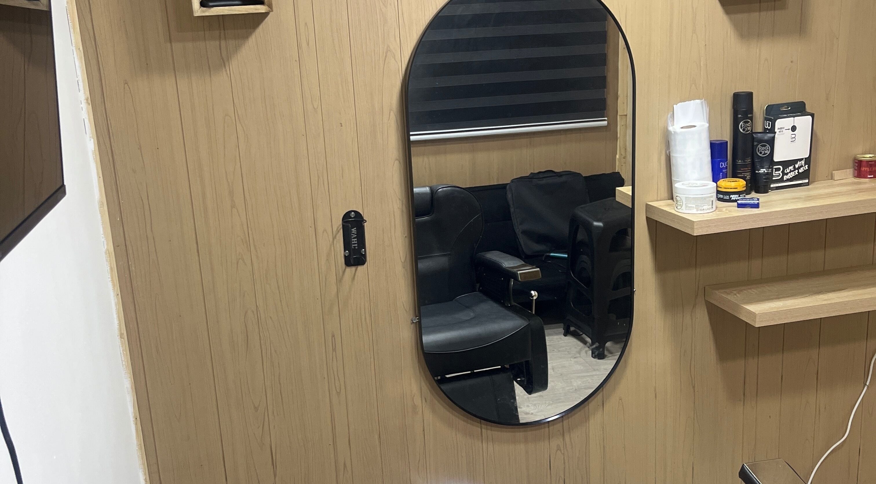 Interior moderno de Thony Estilo en Puerto Montt, Los Lagos, CL con espejo ovalado y productos de belleza.