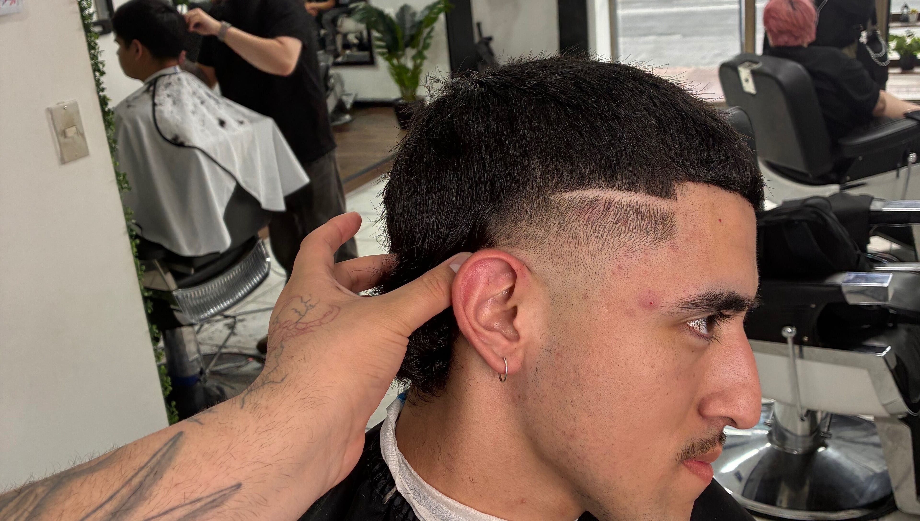 Corte de cabello fresco en Righo.99, Puerto Montt, Los Lagos, CL, resaltando un diseño moderno.