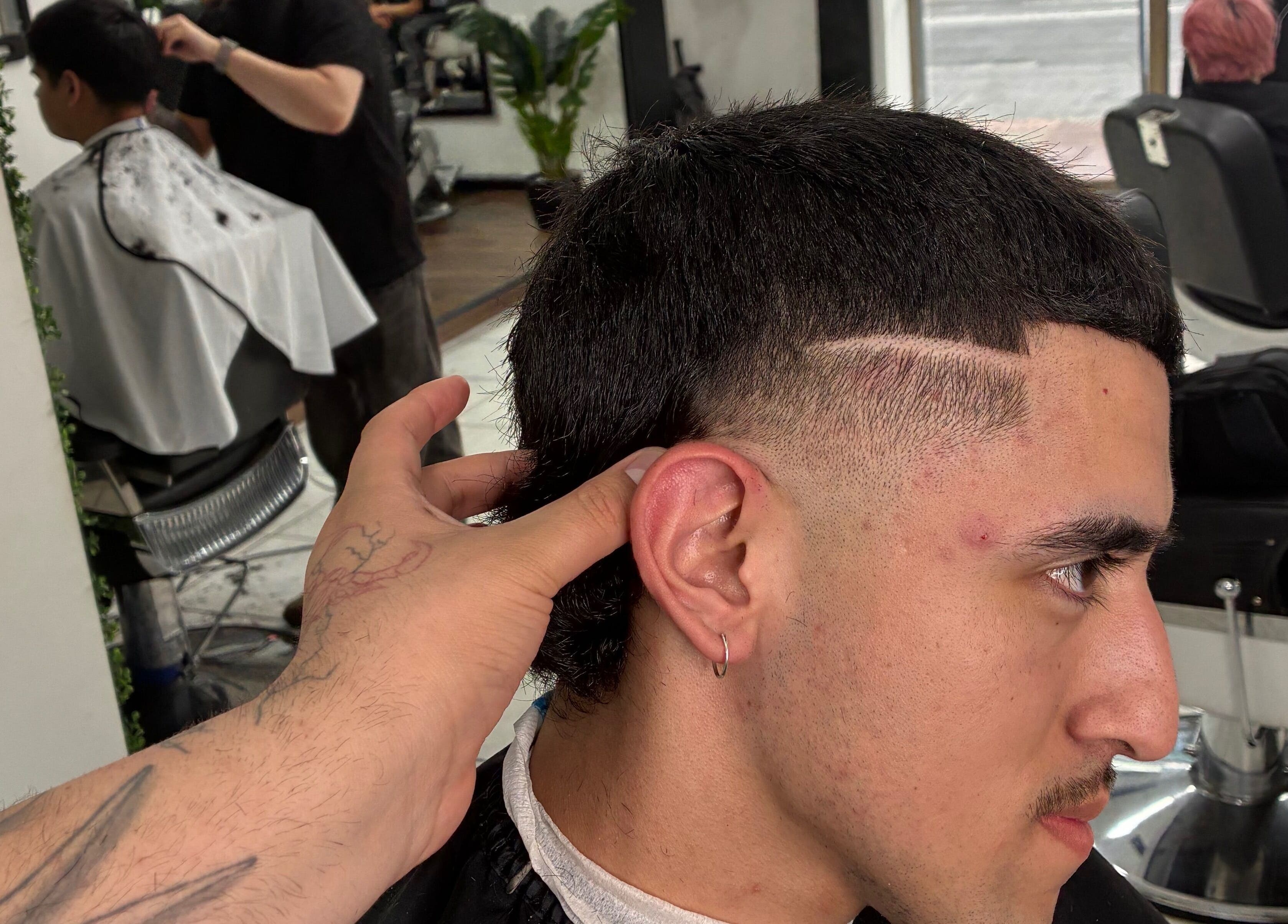 Corte de cabello fresco en Righo.99, Puerto Montt, Los Lagos, CL, resaltando un diseño moderno.