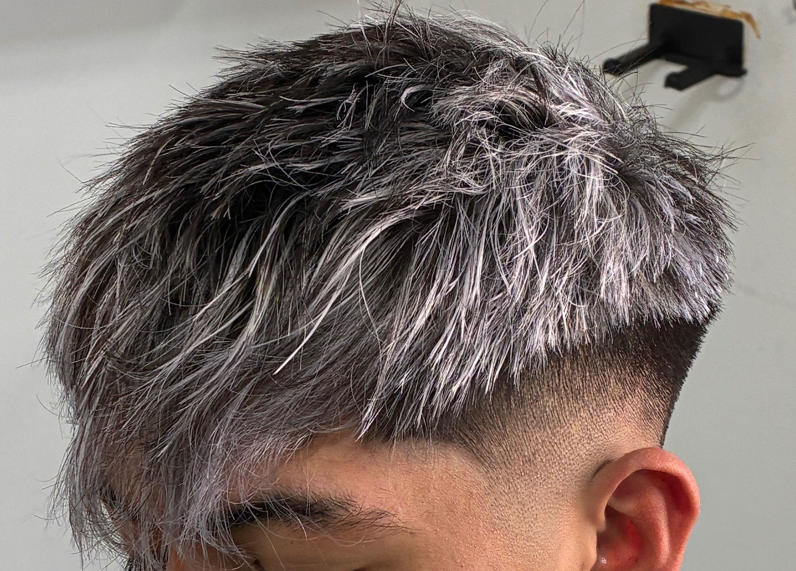 Estilo de corte de cabello plateado en Righo.99, Puerto Montt, Los Lagos, CL.