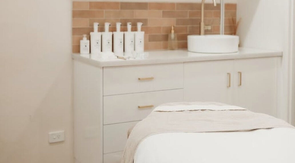 Calming treatment room at Fleek Aesthetics, Mount Pleasant, Queensland, AU with elegant design and soothing tones.