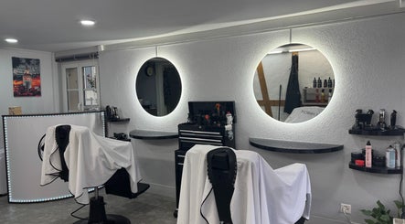 Moderne Frisierstation bei Abifades in Thun, Bern, CH mit stilvollem Spiegel und Friseurstühlen.