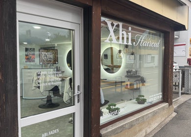 Die elegante Front von Abifades in Thun, Bern, CH sorgt für einladende Atmosphäre und edles Design.