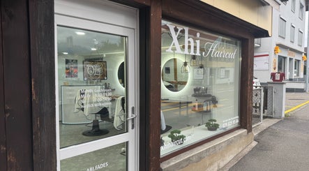 Die elegante Front von Abifades in Thun, Bern, CH sorgt für einladende Atmosphäre und edles Design.