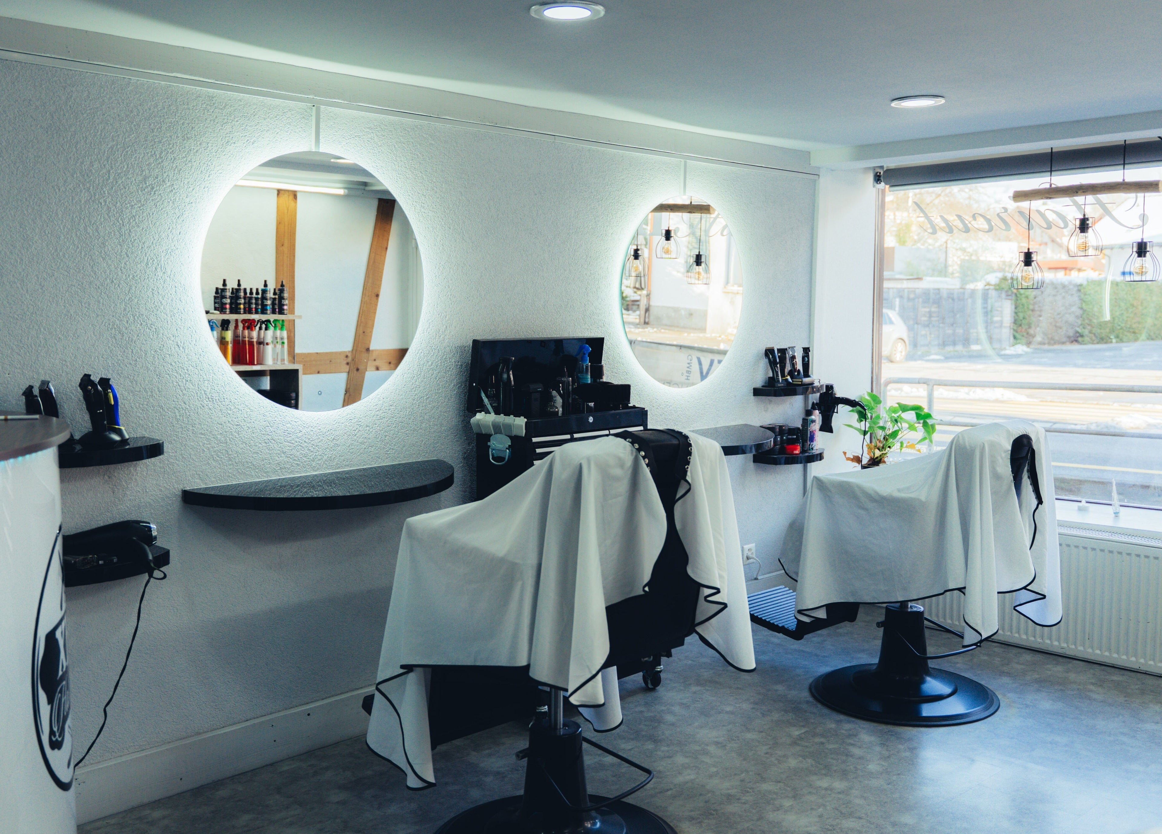 Moderner Friseursalon bei Abifades in Thun, Bern, CH mit stilvollen Spiegeln und Friseurstühlen.