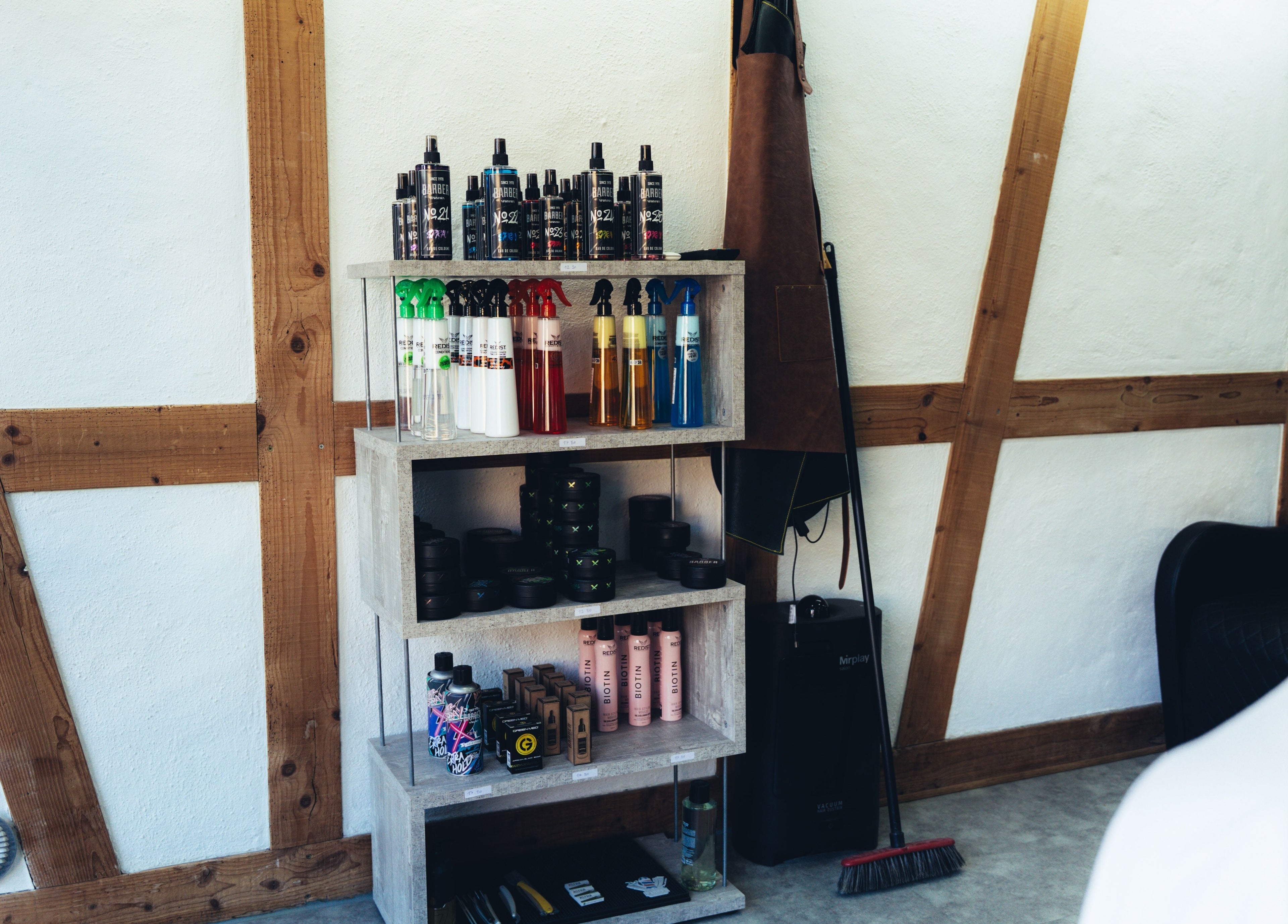 Abifades Thun, Bern, CH: Regal mit Pflegeprodukten in modernem Interieur.