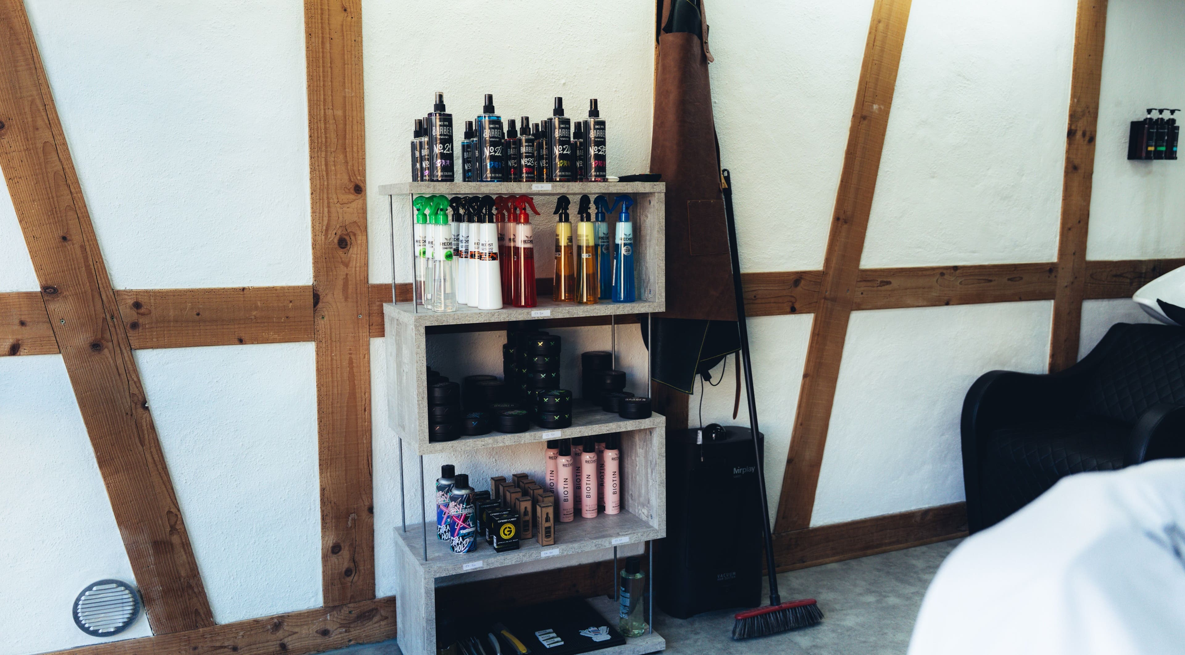 Abifades Thun, Bern, CH: Regal mit Pflegeprodukten in modernem Interieur.