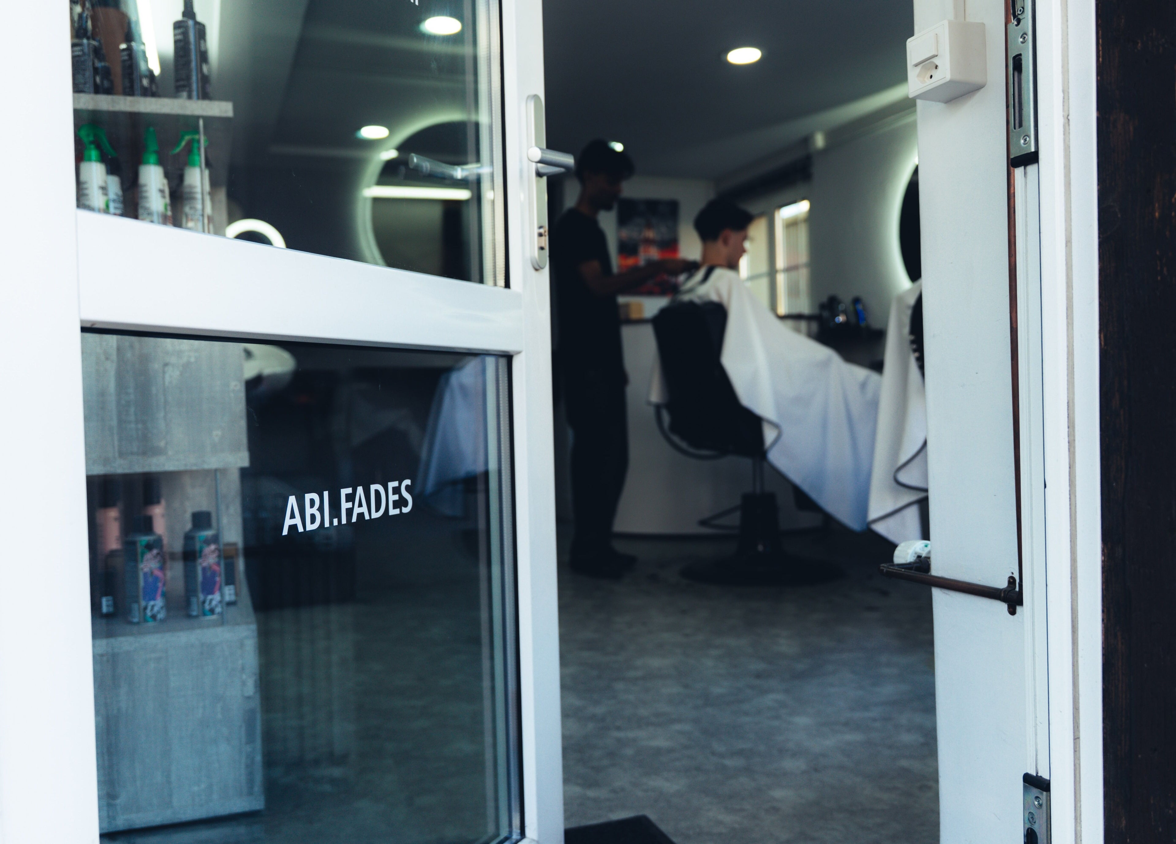 Eingang zu Abifades in Thun, Bern, CH zeigt modernes Salon-Interieur im Inneren.