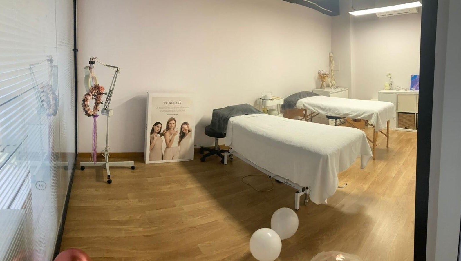 Sala de tratamientos en Cuida'm, Montcada I Reixac, Catalunya, ES con camillas y decoración relajante.