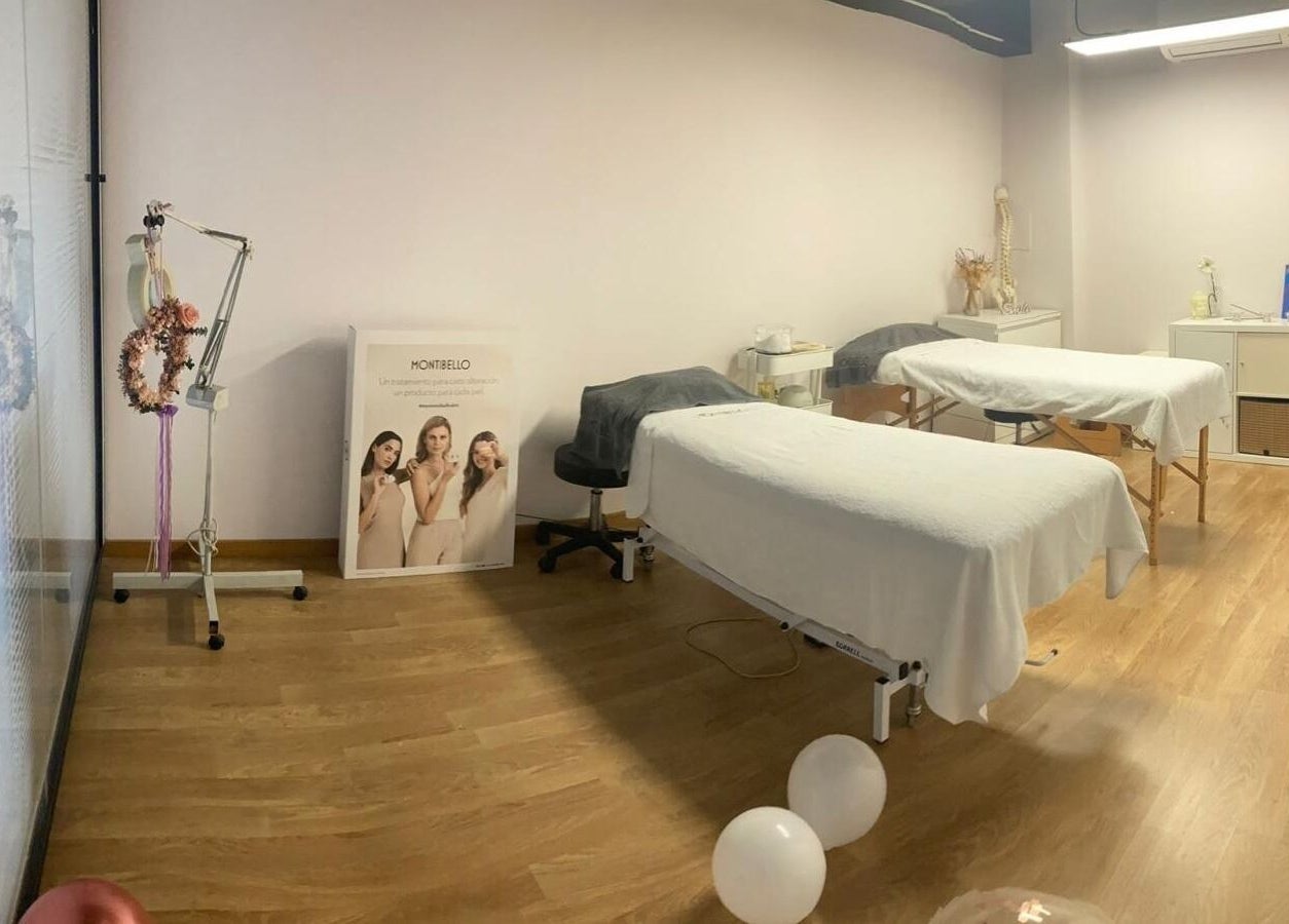 Sala de tratamientos en Cuida'm, Montcada I Reixac, Catalunya, ES con camillas y decoración relajante.