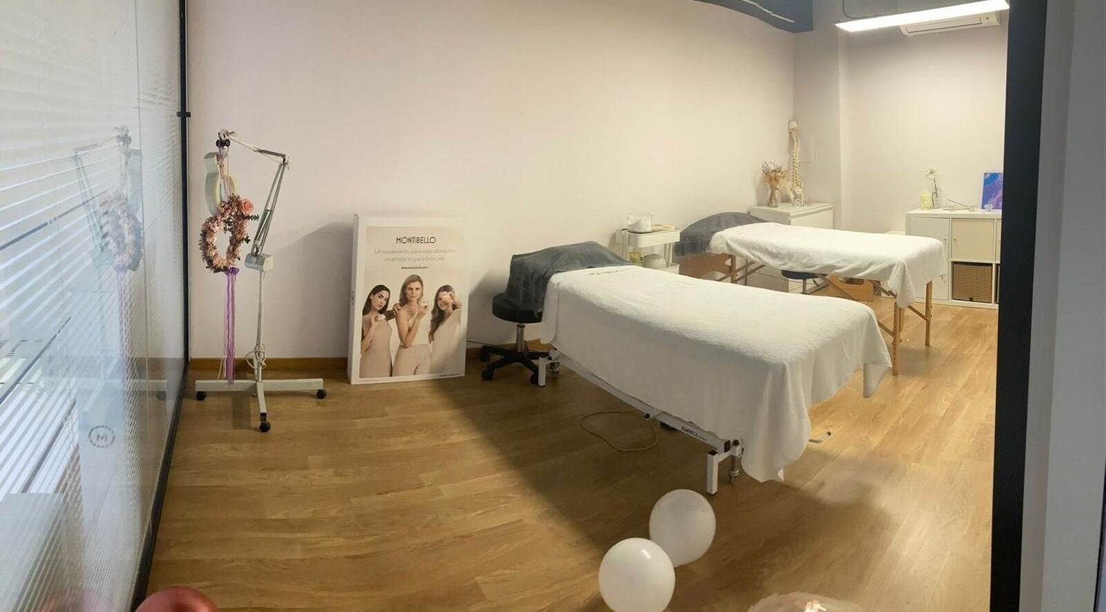 Sala de tratamientos en Cuida'm, Montcada I Reixac, Catalunya, ES con camillas y decoración relajante.